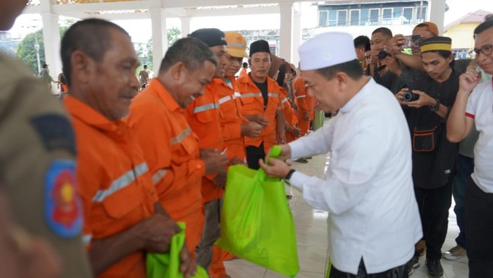 Penyapu jalan di Jambi mendapat bantuan sembako.