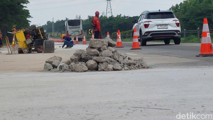 Perbaikan jalan di Tol Cipali menghadapi mudik Lebaran 2024.