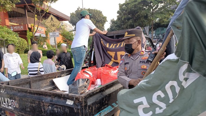 Polisi membubarkan konvoi pelajar tanpa helm di Bintaro, Tangerang Selatan.