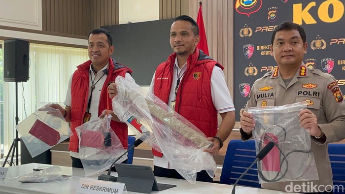Polisi menunjukkan barang bukti kayu yang digunakan 2 senior yang menganiaya santri di Tebo, Jambi.
