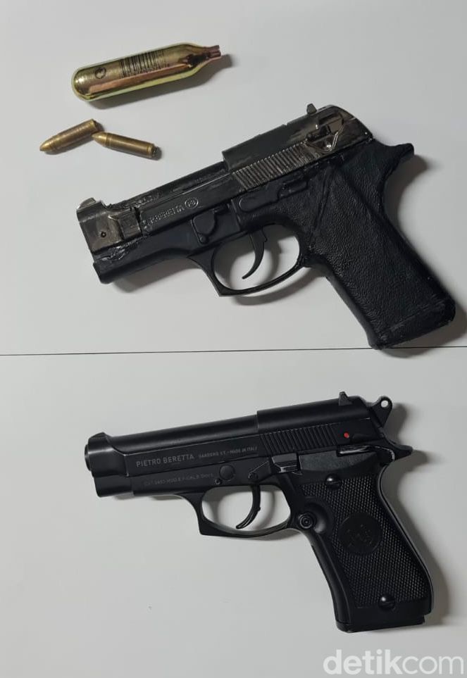 Polisi menyita airsoft gun dan korek api berbentuk pistol dari 'koboi' Mampang Prapatan, Jaksel.
