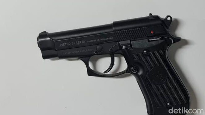 Polisi menyita airsoft gun dan korek api berbentuk pistol dari koboi Mampang Prapatan, Jaksel.