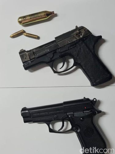 Polisi menyita airsoft gun dan korek api berbentuk pistol dari 'koboi' Mampang Prapatan, Jaksel.