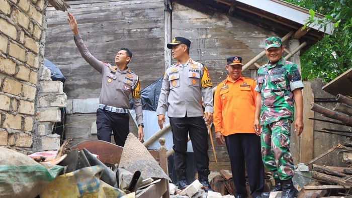 polres tuban sambangi warga terdampak gempa