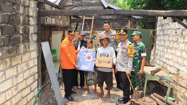 polres tuban sambangi warga terdampak gempa