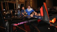 Anak-anak yatim diberikan kesempatan untuk menaiki mobil supercar Lamborghini Aventador.
