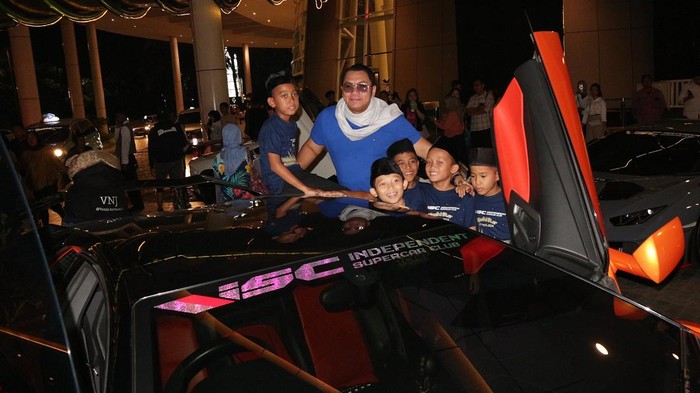 Komunitas supercar ISC menggelar buka puasa bersama degan mengundang anak-anak yatim. Para anak yatim tersebut diberi kesempatan untuk berkeliling naik supercar.