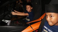 Mereka tampak bahagia dan senang mencoba mobil supercar tersebut. 