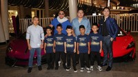Presiden ISC Coco HY, Jordie Samuel co founder ISC, Venjii Hernando Co founder ISC dan Pembina ISC Hermanto berfoto dengan anak yatim saat buka bersama Independent Supercar Club di Jakarta, Sabtu (23/3/2024).  