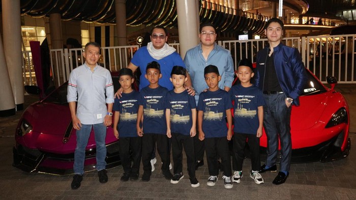 Komunitas supercar ISC menggelar buka puasa bersama degan mengundang anak-anak yatim. Para anak yatim tersebut diberi kesempatan untuk berkeliling naik supercar.