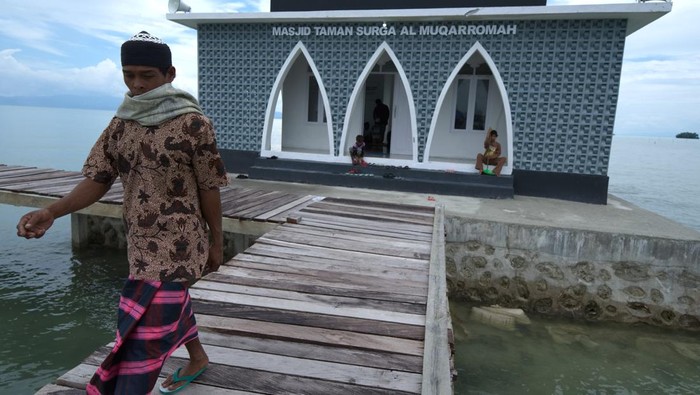 Foto udara masjid Taman Surga Al Muqorramah yang terletak di tengah-tengah perkampungan Suku Bajo di Dusun Kaudalani, Desa Tanailandu, Buton Tengah, Sulawesi Tenggara, Jumat (22/3/2024). Masjid berbentuk kabah tersebut dibangun di tengah laut oleh Yayasan Masjid Nusantara agar masyarakat yang mayoritas Suku Bajo bisa beribadah di tempat tersebut. ANTARA FOTO/Jojon.