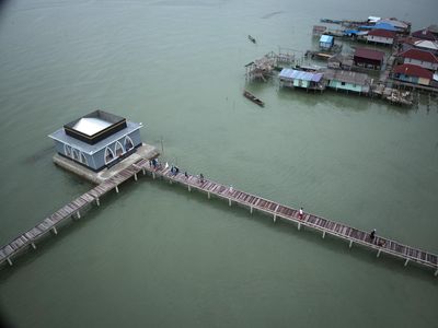 Potret Masjid Suku Bajo di Tengah Laut Buton