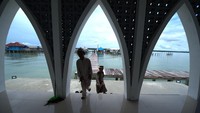 Masjid berbentuk kabah tersebut dibangun di tengah laut oleh Yayasan Masjid Nusantara agar masyarakat yang mayoritas Suku Bajo bisa beribadah di tempat tersebut. 