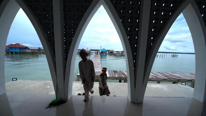 Foto udara masjid Taman Surga Al Muqorramah yang terletak di tengah-tengah perkampungan Suku Bajo di Dusun Kaudalani, Desa Tanailandu, Buton Tengah, Sulawesi Tenggara, Jumat (22/3/2024). Masjid berbentuk kabah tersebut dibangun di tengah laut oleh Yayasan Masjid Nusantara agar masyarakat yang mayoritas Suku Bajo bisa beribadah di tempat tersebut. ANTARA FOTO/Jojon.