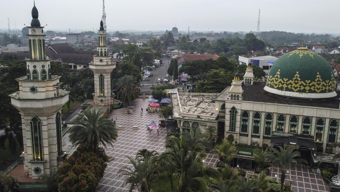 Potret Megah Nan Bersejarah Masjid Agung Ciamis Foto udara Masjid Agung Ciamis di Kabupaten Ciamis, Jawa Barat, Jumat (22/3/2024). Masjid Agung Ciamis yang dibangun tahun 1882 pada masa pemerintahan Bupati Galuh ke-16 RAA Kusumadiningrat itu pernah menjadi sasaran kelompok Darul Islam/Tentara Islam Indonesia (DI/TII) pada tahun 1958. ANTARA FOTO/Adeng Bustomi/Spt.