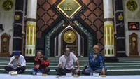 Masjid termegah, terbesar, dan bersejarah di Ciamis ini memegang peranan penting dalam membawa nilai-nilai dakwah dan syiar Islam bagi masyarakat setempat selama ratusan tahun. 