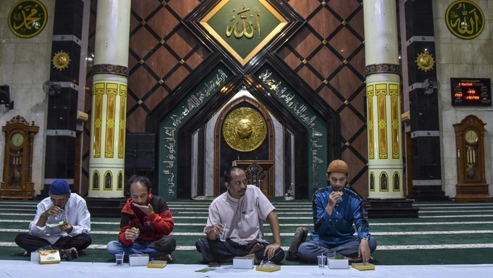 Foto udara Masjid Agung Ciamis di Kabupaten Ciamis, Jawa Barat, Jumat (22/3/2024). Masjid Agung Ciamis yang dibangun tahun 1882 pada masa pemerintahan Bupati Galuh ke-16 RAA Kusumadiningrat itu pernah menjadi sasaran kelompok Darul Islam/Tentara Islam Indonesia (DI/TII) pada tahun 1958. ANTARA FOTO/Adeng Bustomi/Spt.