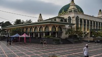 Masjid Agung Ciamis, Jawa Barat terletak di jantung kota Kabupaten Ciamis. Masjid ini pernah menjadi sasaran kelompok Darul Islam/Tentara Islam Indonesia (DI/TII) pada tahun 1958. 