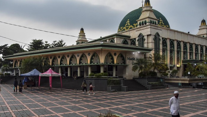 Foto udara Masjid Agung Ciamis di Kabupaten Ciamis, Jawa Barat, Jumat (22/3/2024). Masjid Agung Ciamis yang dibangun tahun 1882 pada masa pemerintahan Bupati Galuh ke-16 RAA Kusumadiningrat itu pernah menjadi sasaran kelompok Darul Islam/Tentara Islam Indonesia (DI/TII) pada tahun 1958. ANTARA FOTO/Adeng Bustomi/Spt.