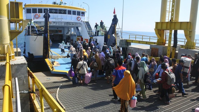 Calon penumpang antre memasuki kapal feri di Pelabuhan Jangkar, Situbondo, Jawa Timur, Sabtu (23/3/2024). Sejumlah warga Pulau Sapudi dan Raas, Sumenep mulai mudik lebih awal untuk menghindari kepadatan penumpang pada arus mudik Lebaran2024. ANTARA FOTO/Seno/nz.