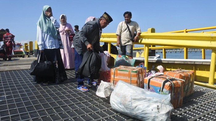 Calon penumpang antre memasuki kapal feri di Pelabuhan Jangkar, Situbondo, Jawa Timur, Sabtu (23/3/2024). Sejumlah warga Pulau Sapudi dan Raas, Sumenep mulai mudik lebih awal untuk menghindari kepadatan penumpang pada arus mudik Lebaran2024. ANTARA FOTO/Seno/nz.