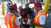 Petugas memeriksa dokumen calon penumpang kapal feri di Pelabuhan Jangkar, Situbondo, Jawa Timur, Sabtu (23/3/2024).