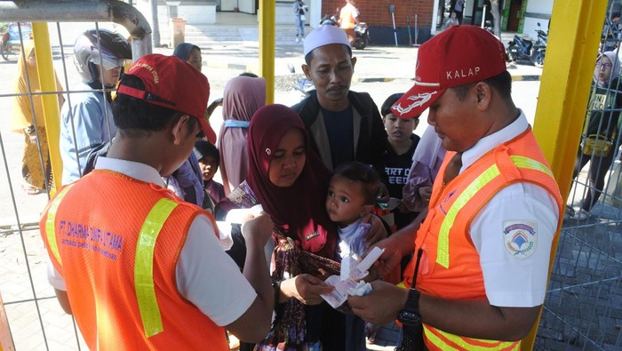 Calon penumpang antre memasuki kapal feri di Pelabuhan Jangkar, Situbondo, Jawa Timur, Sabtu (23/3/2024). Sejumlah warga Pulau Sapudi dan Raas, Sumenep mulai mudik lebih awal untuk menghindari kepadatan penumpang pada arus mudik Lebaran2024. ANTARA FOTO/Seno/nz.