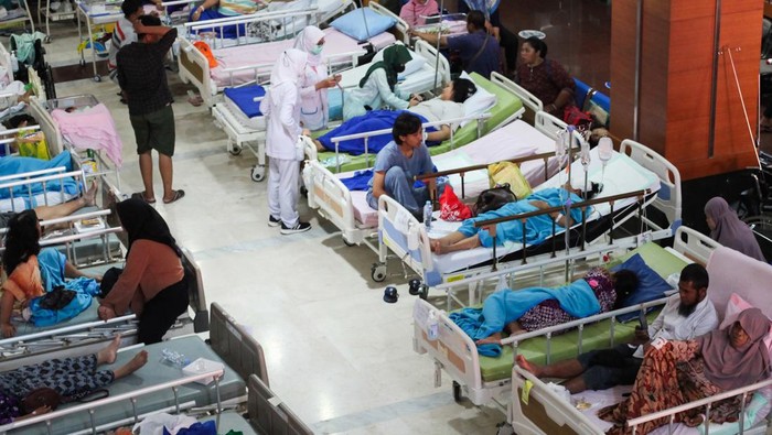 Sejumlah pasien mendapat perawatan di dalam RS Universitas Airlangga (RSUA), Surabaya, Jawa Timur, Sabtu (23/3/2024). Pihak rumah sakit telah membawa seluruh pasien masuk ke dalam ruang perawatan di dalam gedung RSUA yang sebelumnya sempat dievakuasi keluar gedung akibat gempa yang berpusat 130 kilometer timur laut Kabupaten Tuban, Jawa Timur pada Jumat (22/3) dan berdampak di Surabaya. ANTARA FOTO/Didik Suhartono/nz