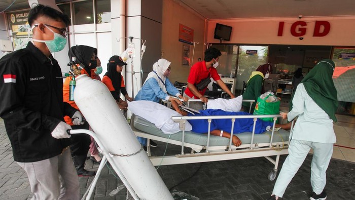 Sejumlah pasien mendapat perawatan di dalam RS Universitas Airlangga (RSUA), Surabaya, Jawa Timur, Sabtu (23/3/2024). Pihak rumah sakit telah membawa seluruh pasien masuk ke dalam ruang perawatan di dalam gedung RSUA yang sebelumnya sempat dievakuasi keluar gedung akibat gempa yang berpusat 130 kilometer timur laut Kabupaten Tuban, Jawa Timur pada Jumat (22/3) dan berdampak di Surabaya. ANTARA FOTO/Didik Suhartono/nz