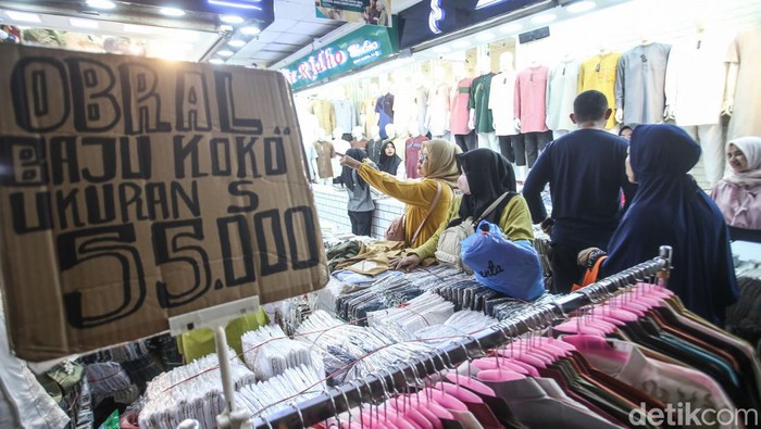 Potret Warga Mulai Belanja Pakaian Lebaran di Tanah Abang Sejumlah pengunjung beraktivitas di Pasar Tanah Abang, Jakarta, Sabtu (23/3/2024).