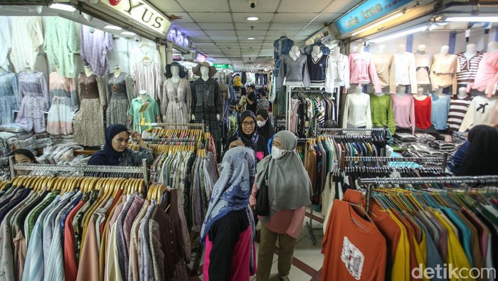Sejumlah pengunjung beraktivitas di Pasar Tanah Abang, Jakarta, Sabtu (23/3/2024).