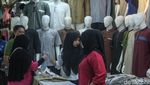 Potret Warga Mulai Belanja Pakaian Lebaran di Tanah Abang