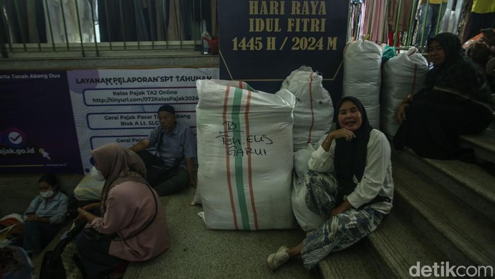 Sejumlah pengunjung beraktivitas di Pasar Tanah Abang, Jakarta, Sabtu (23/3/2024).