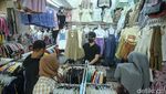 Potret Warga Mulai Belanja Pakaian Lebaran di Tanah Abang