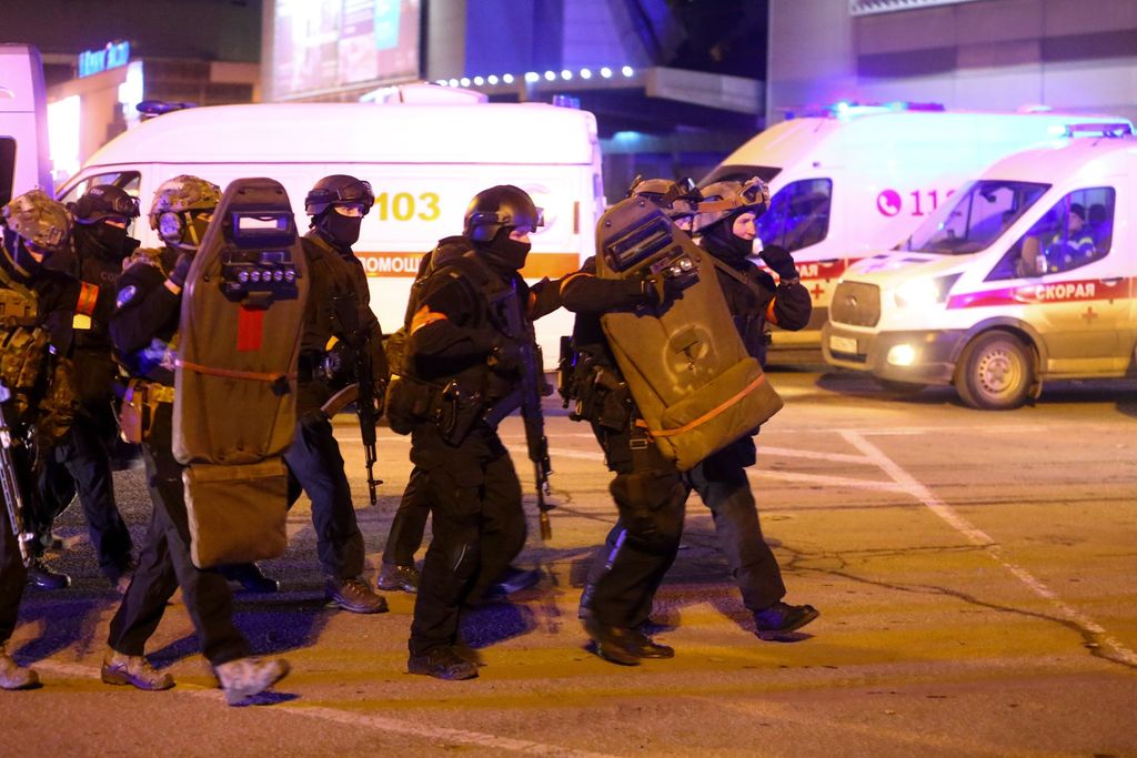 Prajurit Rosgvardia (Garda Nasional) Rusia berjalan menuju Balai Kota Crocus di tepi barat Moskow, Rusia, Jumat, 22 Maret 2024. (Sergei Vedyashkin/Moscow News Agency via AP)