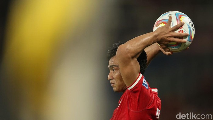 Pratama Arhan melakukan lemparan dalam proses gol Timnas Indonesia ke gawang Vietnam di Kualifikasi Piala Dunia 2026.