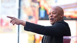 Produser Hip-Hop Dr. Dre Dapat Penghargaan Hollywood Walk of Fame Produser Hip-Hop Dr. Dre Dapat Penghargaan Hollywood Walk of Fame