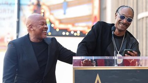 Itu adalah Nothing But A G Thang” di Hollywood Boulevard Selasa (19/3) di mana produser Hip-Hop ikonik Andre Young, lebih dikenal sebagai Dr. Dre, diperkenalkan dengan bintang Hollywood-nya di Walk of Fame yang terkenal.