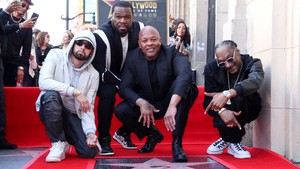 Teman lama dan kolaborator musik Snoop Dogg memuji Dr. Dre karena telah membimbingnya selama bertahun-tahun.