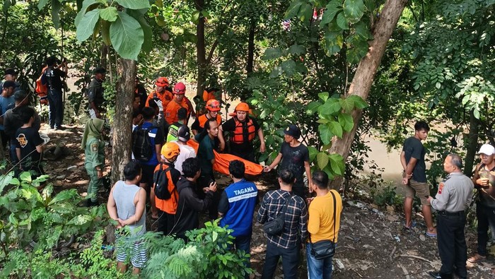 Proses evakuasi korban hanyut di Kali Premulung, Kelurahan Joyontakan, Kecamatan Serengan, Kota Solo, Sabtu (23/3/2024).
