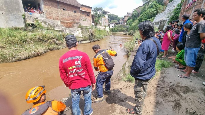 Proses pencarian bocah di Malang yang hanyut ke Sungai Brantas