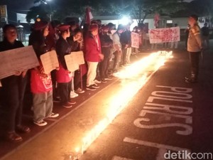 Tuntut Keadilan untuk LO, Cipayung Bakar Lilin di Depan Polres Flores Timur