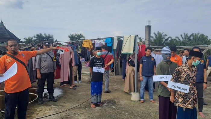 Rekonstruksi penganiayaan santri di Tebo hingga tewas.