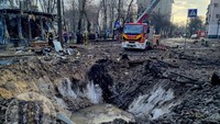 Walikota Vitali Klitschko mengatakan sedikitnya 10 orang terluka di seluruh kota. Seorang gadis berusia 11 tahun termasuk di antara dua orang yang dibawa ke rumah sakit.  