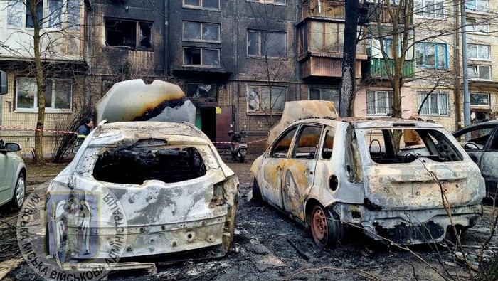 Rusia Kembali Lancarkan Serangan Rudal ke Kyiv, Sejumlah Bangunan Rusak Rescuers work at a site of a residential building damaged during a Russian missile attack, amid Russia's attack on Ukraine, in Kyiv, Ukraine March 21, 2024. Kyiv Regional Military Civil Administration via Telegram/Handout via REUTERS THIS IMAGE HAS BEEN SUPPLIED BY A THIRD PARTY. MANDATORY CREDIT. NO RESALES. NO ARCHIVES