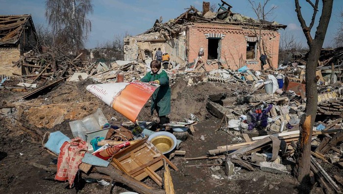 Halyna, a local resident, throws stuff near her house, destroyed during a Russian missile strike, amid Russias attack on Ukraine, near Kyiv, Ukraine March 21, 2024. REUTERS/Alina Smutko     TPX IMAGES OF THE DAY