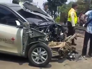 Mobil Tertabrak KA Jarak Jauh di Bekasi Timur, Mesinnya Sampai Copot