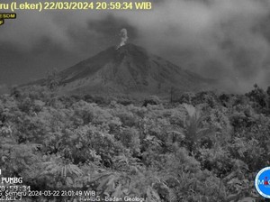 Gunung Semeru Sempat Erupsi Setinggi 1 Km di Hari Gempa Tuban Terjadi