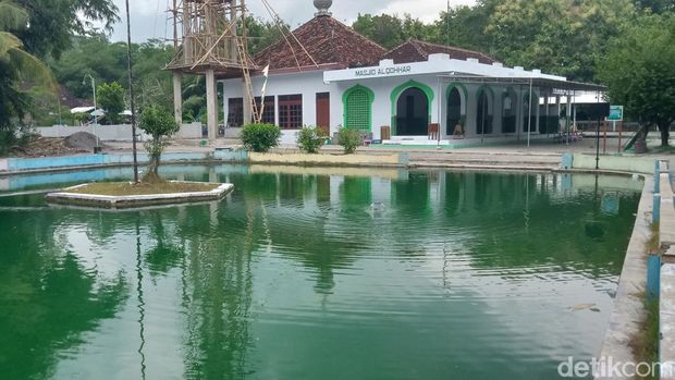 Sendang di timur masjid Al-Qohhar Dusun Ngruweng, Desa Wiro, Kecamatan Bayat, Klaten.