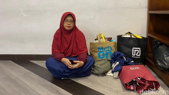Seorang penumpang bernama Nur (54) ketinggalan kereta di Stasiun Senen, Jakarta Pusat (Foto: Tina detikcom)